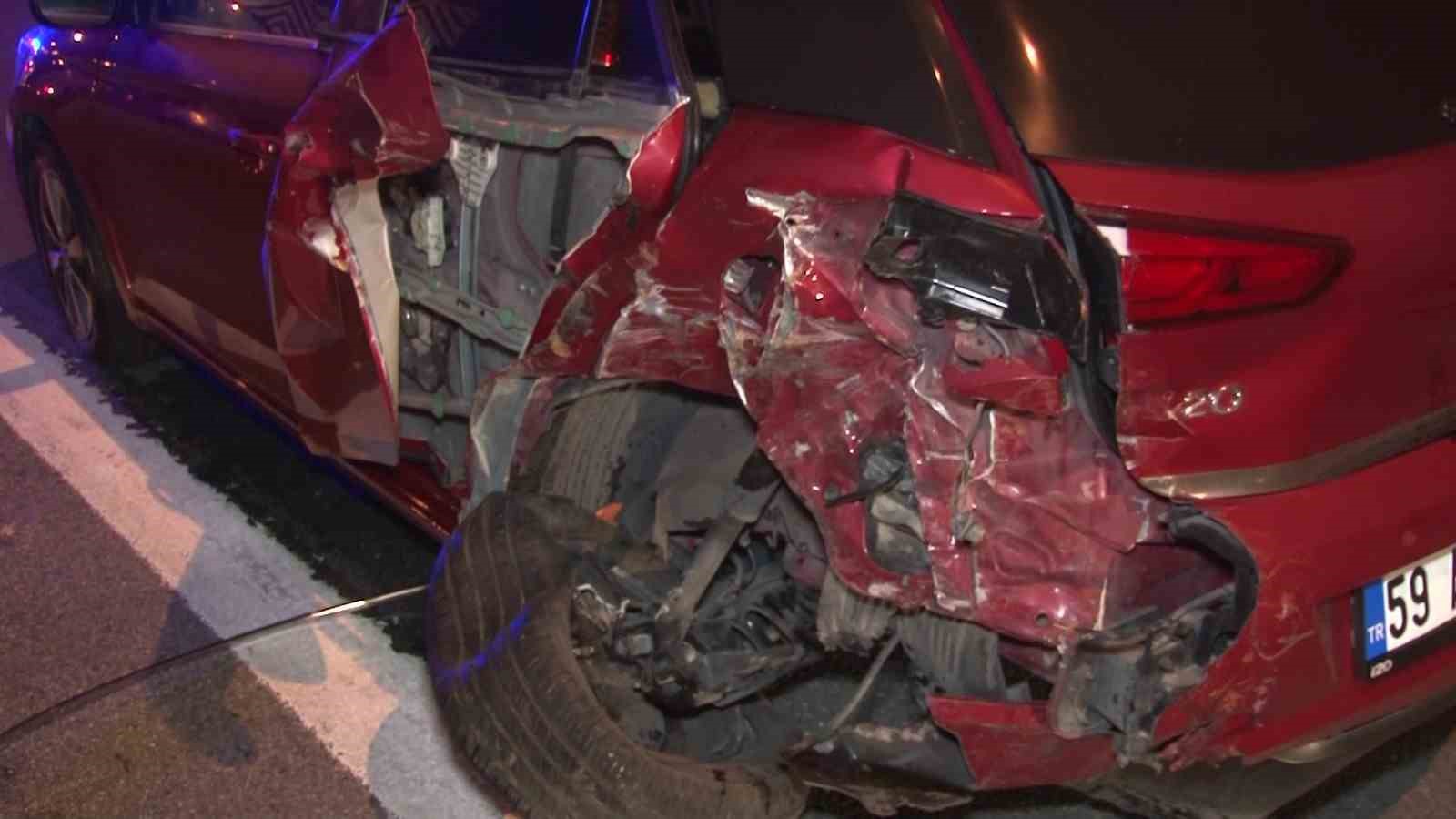 Ticari taksi otomobile arkadan çarptı 2 yaralı