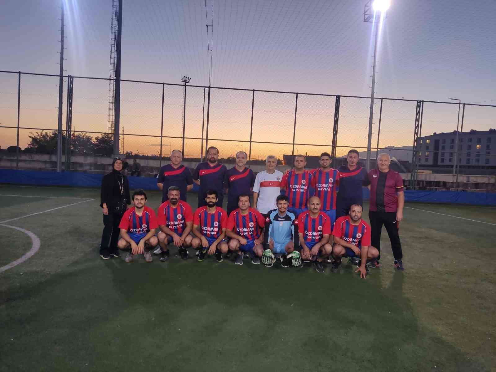 En özel maç Niğde protokolü işitme engelliler ile dostluk maçına çıktı