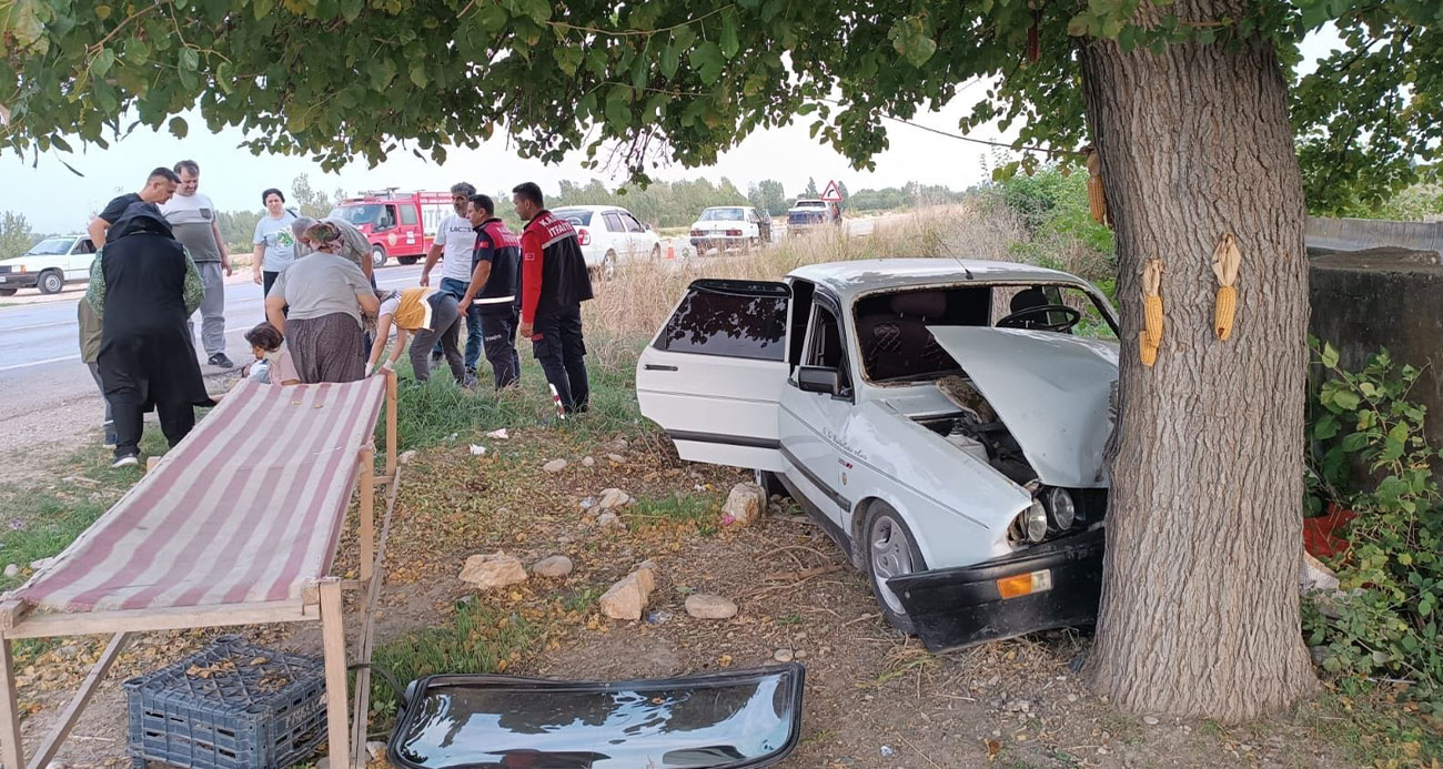 Osmaniyede otomobil ağaca çarptı 1i çocuk 3 yaralı