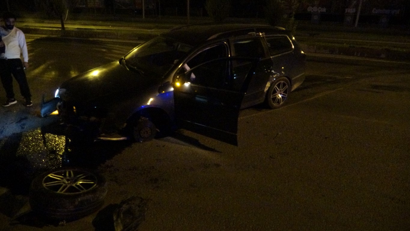 Kontrolden çıkan araç refüje çarpıp karşı şeride geçti