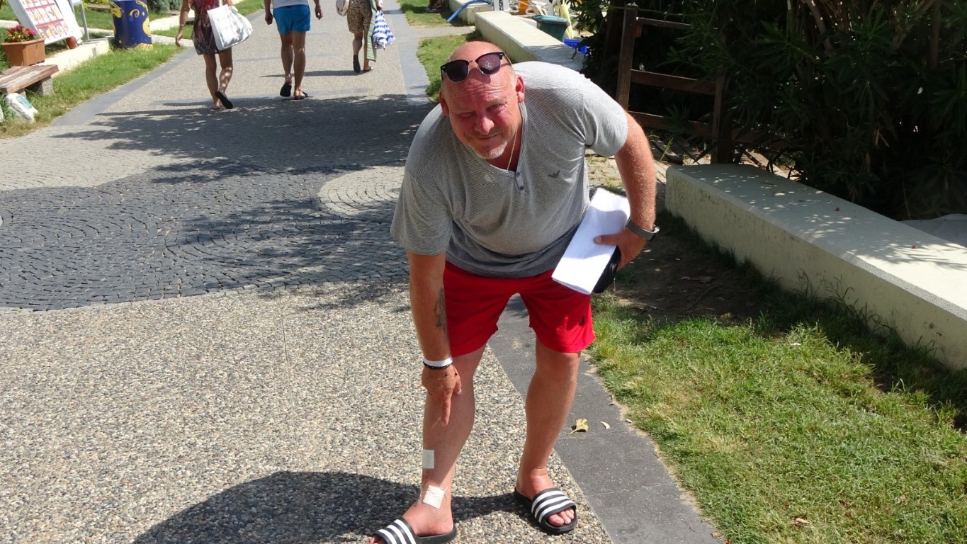 Ayağında kesik oluşan Alman turiste 6 dikiş 28 bin liraya mal oldu