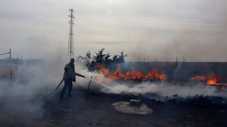 Edirnede nalbur deposunda çıkan yangın tarlalara da sıçradı