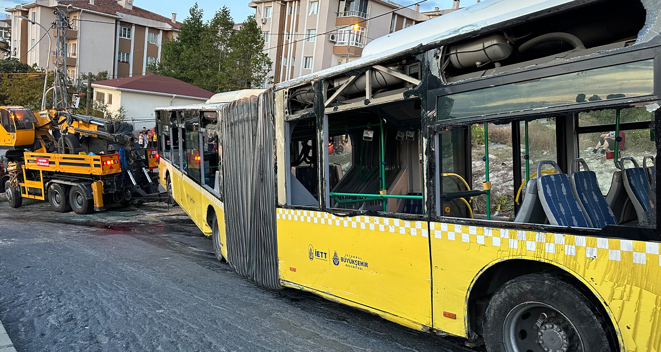 Başakşehirde devrilen İETT otobüsü kaldırıldı