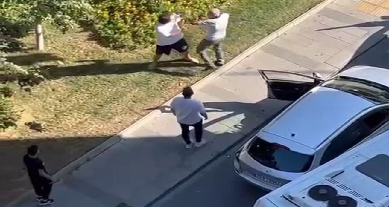 Küçükçekmecede taksici ile başka bir sürücünün tartışması kameraya yansıdı