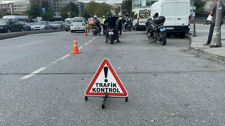 Kadıköyde motosiklet sürücülerine yapılan denetimde ceza yağdı