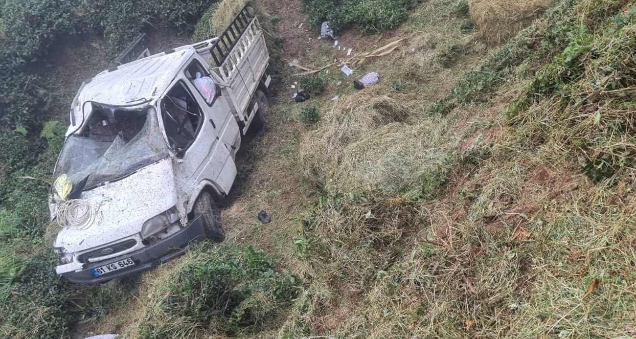Kamyonet şarampole yuvarlandı 3 ölü 1 yaralı