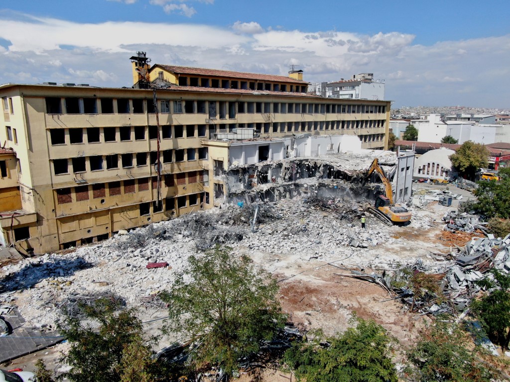 Gaziantepin depremde ağır hasar alan ilk devlet hastanesi yıkılıyor