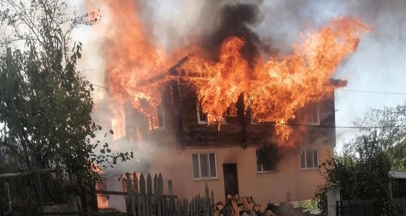 Sinopta 2 katlı ev alev topuna döndü