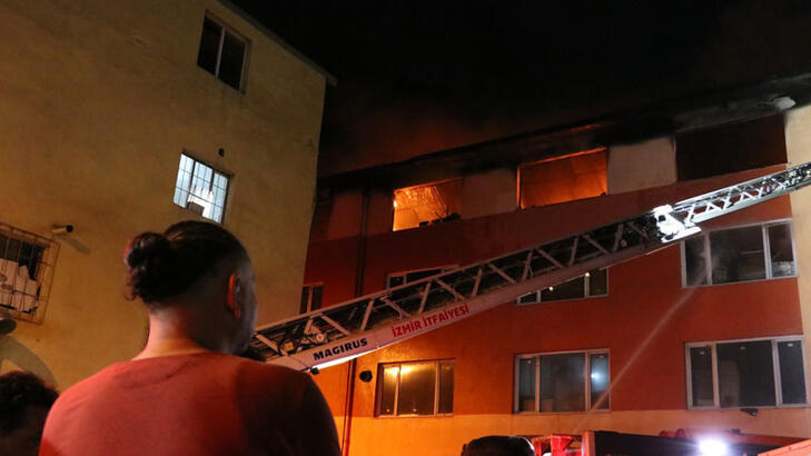 4 katlı binanın çatı katında çıkan yangın 3 saatte söndürüldü